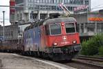 Re 620 060-4  Tavannes  eilt am 26.07.2017 mit ihrem Güterzug durch Brugg in Richtung Baden.