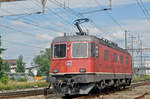 Re 6/6 11637 durchfährt den Bahnhof Pratteln. Die Aufnahme stammt vom 12.08.2017.