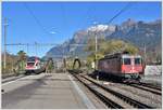 RE4865 aus Wil mit 511 023 trifft in Landquart ein. 620 005-9 wartet derweil auf die abendliche Abfuhr. (31.10.2017)