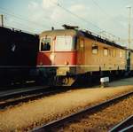 Und wieder was aus längst vergangenen Tagen (ab Analogbild): Re 6/6 11674  Murgenthal  wartet im Depot Bellinzona im Oktober 1989 auf neue Aufträge.