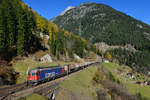 Re 620 012 mit einem Kesselzug am 05.11.2015 oberhalb von Wassen. 