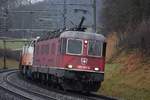 Re 620 057-0  Estavayer-Le-Lac  zieht am 11.12.2017 ihren Güterzug bei Zeihen in Richtung Basel.