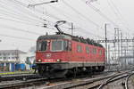 Re 620 044-8 durchfährt solo den Bahnhof Pratteln. Die Aufnahme stammt vom 20.12.2017.