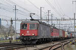 Doppeltraktion, mit den Loks 620 082-8 und 11670 durchfahren den Bahnhof Pratteln.