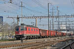 Re 620 025-7 durchfährt den Bahnhof Pratteln.