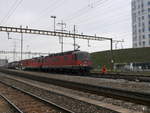SBB - Re 6/6  620 071-1 mit Re 4/4  11329 vor Güterzug unterwegs in Prattelen am 23.02.2018