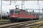 Re 20/20, mit den Loks 620 070-3, 11349, 11339 und 620 082-8, durchfahren den Bahnhof Pratteln.