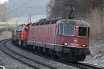 Re 620 045-5  Colombier  zieht am bitterkalten Morgen des 19.01.2019 einen Güterzug die Bözberg Nordrampe in Richtung Basel hinab. Aufgenommen bei Zeihen AG.