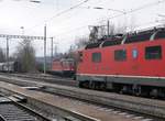 Seltenes Zusammentreffen von zwei Re 620 in Gerlafingen am 4. Februar 2019.
Erkennbar sind Re 620 056-2  TRAVERS  sowie Re 620 049-7  AARBERG .
Foto: Walter Ruetsch