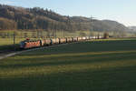 Kesselwagenzug mit SBB CARGO Re 620 009-1  UZWIL  bei Bollodingen im Gegenlicht unterwegs am 14. Februar 2019.
Foto: Walter Ruetsch