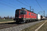 WAADTLÄNDERIN AM JURA SÜDFUSS.
Re 620 048-9  AIGLE  mit einem sehr langen gemischten Güterzug bei Deitingen in Richtung Westschweiz unterwegs am 18. Februar 2019.
Foto: Walter Ruetsch 