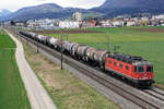 Langer Kesselwagenzug mit der Re 620 037-2  Sonceboz-Sombeval  zwischen Bettlach und Selzach unterwegs am 18. März 2019.
Foto: Walter Ruetsch