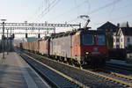 Re 10/10 im Gegenlicht mit der Re 620 079 - 4  CADENAZZO  an der Spitze des Zuges, anlässlich der Bahnhofsdurchfahrt Muri am frühen Morgen des 22. März 2019.
Foto: Walter Ruetsch