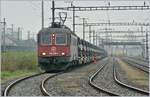 Die SBB Re 620 059-6 wartet im Rangierbahnhof von Biel auf Gleis A1 mit einem langen Zug nach Bure (?) auf die Abfahrt.
Fotostandpunkt: öffentlich zugänglich, siehe: https://igschieneschweiz.startbilder.de/bild/frankreich~fernverkehr~tgv-lyria/652536/die-wiese-zwischen-dem-bahnsteig-von.html

5. April 2019