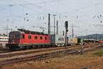 Durchfahrt am 04.10.2017 von Re 620 036-4  Vernir-Meyrin  mit drei Containerwagen als Übergabe (Basel SBB Rbf - Basel Rheinhafen) durch den Badischen Bahnhof von Basel in Richtung Deutschland. (Fotostandpunkt von öffentlich zugänglichen Parkplatz)