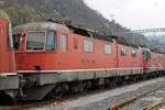 Re 6/6  Prototypen auf dem Abstellgeleise in Bellinzona-San Paolo.
Werden die Re 6/6 mit den Betriebsnummern 11601 „WOLHUSEN“ 1972, 11602 „MORGES“ 1972 sowie 11604 „FAIDO“ 1972 bald zu einem zweiten Leben erweckt oder gar verschrottet? Von der Vorserie bestehend aus den Prototypen 11601 bis 11604 hat bis anhin nur die 11603  „WÄDENSWIL“ 1972 dank RailAdventure überlebt.
Von den vier Ende 1969 bestellten Re 6/6-Lokomotiven, die wesentliche Konstruktionsprizipien  der Re 4/4 II Re 4/4 II aufweisen, wurden die beiden ersten mit geteiltem Kasten (analog RhB Ge 6/6 701-707) ausgeführt.
Beim Bau  der weiteren Re 6/6 11605 bis 11689, die in den Jahren 1975 bis 1980 in Betrieb genommen wurden, hatte man bewusst auf den geteilten  Kasten verzichtet.
Am 11. April 2019 konnten diese Raritäten in einem sehr schlechten Zustand auf einem Bild verewigt werden.
Geschieht nicht doch noch bald ein Wunder, handelt es sich um meine letzten Aufnahmen dieser sehr speziellen Lokomotiven der schweizerischen Bahngeschichte.
Fotostandort zugängliche Wiese, Bildausschnitt Fotoshop.
Foto: Walter Ruetsch    
