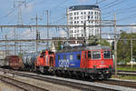 Re 620 081-0 und die Am 843 004-3 durchfahren den Bahnhof Pratteln.