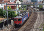 Als Lokzug passierte die Re 620 063-8  Eglisau  am 29. Juli 2019 das farbigste Haus der Stadt Olten.
Foto: Walter Ruetsch