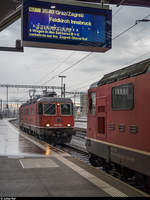 Am 27. Juli 2019 kam es zu einem aussergewöhnlichen Einsatz einer Re 6/6 als Vorspannlok vor einem internationalen Schnellzug. Aufgrund eines Defekts an der Zuglok Re 4/4 II in Buchs wurde dem EC 164  Transalpin  die dort übers Wochenende abgestellte Re 6/6 11628  Konolfingen  vorgespannt. Zurück ging es dann in Doppeltraktion mit der Re 4/4 II 11152 vor dem EN 465.<br>
Die beiden Loks werden zuerst zusammengekuppelt und fahren dann gemeinsam an den EN 465 an. Re 4/4 II 11152 steht bereit, während die Re 6/6 gerade anfährt.