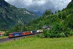 Re 620 069 und eine Re 420 mit einem KLV am 15.06.2017 bei Blausee. 