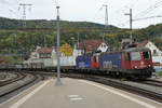 Rote und blaue Re 620 Doppeltraktion von SBB CARGO.
Re 620 059  CHAVORNAY  und Re 620 076  ZURZACH  bei Baden am 17. Oktober 2019.
Foto: Walter Ruetsch 