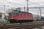 Re 620 067-9 durchfährt solo den Bahnhof Pratteln.