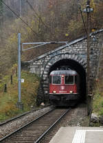 Die Re 620 015-8  KLOTEN  mit dem Güterzug Reuchenette-Péry - Biel RB bei der Haltestelle Frinvillier-Taubenloch am sehr trüben 26. November 2019.
Foto: Walter Ruetsch