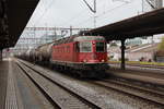 Durch den Bahnhof Schlieren fuhr am 27.10.2017 die Re620 053 mit einem Kesselwagenzug in Richtung Zürich.
