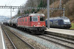 SBB CARGO trifft BLS CARGO.
Anlässlich der Bahnhofsdurchfahrt Eglisau kam es am 3. Januar 2020 zu einer Begegnung zwischen einem Kesselwagenzug mit der Re 620 053-9  KÖNIZ  auf der Fahrt in Richtung Koblenz und einem Lokzug mit der Re 465 012-3.
Foto: Walter Ruetsch