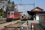 Re 620 064-6  KÖNIZ .
Am 20. März 2020 konnte die Re 620 064-6 in Gerlafingen beobachtet und fotografiert werden.
Vom 16. bis zum 20. März 2020 wurde der 62126 RBL-GLF jeden Tag mit einer anderen Re 620 bespannt.
Für diesen Dienst eingeteilt waren:
16. März 2020   Re 620 007-5 „WATTWIL“
17. März 2020   Re 620 074-5 „MURGENTHAL“
18. März 2020   Re 620 016-6 „ILLNAU-EFFRETIKON“
19. März 2020   Re 620 084-4 „UZNACH“
20. März 2020   Re 620 064-6 „KÖNIZ“
Foto: Walter Ruetsch