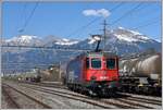 Re 620 007-5  Wattwil  macht sich auf den Rückweg Richtung Landquart. Holcim Übergabebahnhof Untervaz. im Hintergrund Falknis 2562m, Glegghorn 2447, Naafkopf 2569 und Vilan 2376m. (24.03.2020)