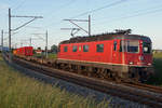 Re 620-Lokomotiven von SBB CARGO National bei Niederbipp unterwegs im letzten Abendlicht.
Re 620 037-2  Sonceboz-Sombeval  RBL-Solothurn am 20. Mai 2020.
Foto: Walter Ruetsch