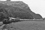 Oensingen Balsthal Bahhn (OeBB).
Als der Cirkus Knie in den 1980er-Jahre auch noch in Balsthal gastierte.
Leider verkehrten die sehr seltenen Züge am frühen Morgen bei sehr schlechten Lichtverhältnissen.
Kniezug mit der De 6/6 15301  Seetal Krokodil  in der Klus. Schiebedienst leistete die damals noch grüne Re 6/6 11645  Colombier .
Foto: Walter Ruetsch 