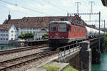 Re 620 053-9  Gümligen  mit Holcim-Silowagen auf der Fahrt von Singen am Hohentwiel nach Eclépens beim Passieren der Aarebrücke Solothurn am 27. Juni 2020.
Foto: Walter Ruetsch  