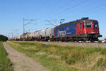 Re 620 065-3  Ziegelbrücke , leider ohne Wappen !!!, mit einem Kesselwagenzug bei Niederbipp am 24. Juni 2020.
Foto: Walter Ruetsch