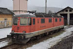 Re 6/6 11601 steht auf einem Nebengleis beim Bahnhof Sissach. Die Aufnahme stammt vom 25.01.2021.