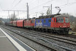 Sehr langer Güterzung Gerlafingen-RBL mit den Re 620 660  Tavannes  und Re 420 324-6   anlässlich der Bahnhofsausfahrt Gerlafingen am 10. Februar 2021.
Foto: Walter Ruetsch