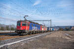 Die Re 620 035  Muttenz  ist zusammen mit der Re 420 346 + dem 40172 bei Däniken in Richtung Basel unterwegs.