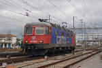Re 620 078-6 durchfährt solo den Bahnhof Pratteln.