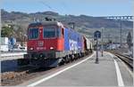 Die SBB Re 6/6 11621 (Re 620 021-6)  Taverne Toricella  ist mit dem leeren Spaghetti Zug auf dem Weg in Richtung Vallorbe und passiert gerade den im Umbau befindlichen Bahnhof von Cully.