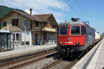 Re 620 005-9  USTER  anlässlich der Bahnhofsdurchfahrt La Neuveville am 10. August 2021.
Das alte baufällige und historische Bahnhofsgebäude steht unter Heimatschutz.
Foto: Walter Ruetsch