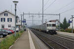 ZUCKERRÜBENKAMPAGNE 2021.
Zuckerfabrik Frauenfeld.
Am 18. und 19. Oktober 2021 verkehrten die Zuckerrübenzüge zwischen Islikon und Zweidlen mit der Railadventure/RADAVE Re 620 003, ehemals SBB Re 6/6 11603 (1972/Prototyp).
Einfahrt im Bahnhof Islikon auf Gleis 3 ? Erkennbar ist auch das Gleis 2. Ein Gleis 1 suchte ich vergebens.
Foto: Walter Ruetsch
