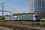 Am 22.07.2022 schleppt die Re 620 003-4 von Railadventure den LUXON Dome Car 61 85 89-90 003-3 durch den Bahnhof Pratteln.