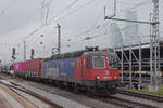 Re 620 010-9 durchfährt am 01.12.2022 den badischen Bahnhof.