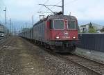 Eine Re 6/6 von SBB Cargo mit einem Extrazug bei der einfaht in den Bahnhof Brunnen. Links am Blidrand steht der Hupac Taurus. (09.09.2007)