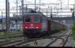 SBB - 620 076-0 mit Güterzug unterwegs in Pratteln am 02.04.2024 .. Standort des Fotografen ausserhalb der Geleisanlagen