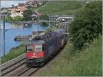 Die SBB Re 6/6 11621 (Re 620 021-6)  Taverne Toricella  ist bei St.Saphorin mit einem Mini-Güterzug in Richtung Wallis unterwegs.