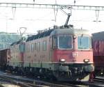 SBB - E-Loks Re 6/6 11635 + Re 4/4 im Bahnhofsareal von Aarberg am 17.09.2007