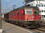 SBB-Cargo: Mit weiniger Achsen Last als Antrieb durchfhrt die Re 6/6 11620  Wangen bei Olten  den Bahnhof Langenthal am 16.7.09. 