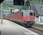 SBB-Cargo: Mit einem sehr langen Gterzug durchfahren die Re 6/6 11634  Aarburg-Oftringen  und die Re 4/4  11291 den Bahnhof Gschenen, am 22.7.09.